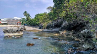 Kecantikan Pantai Karang Bolong Banten yang Memukau