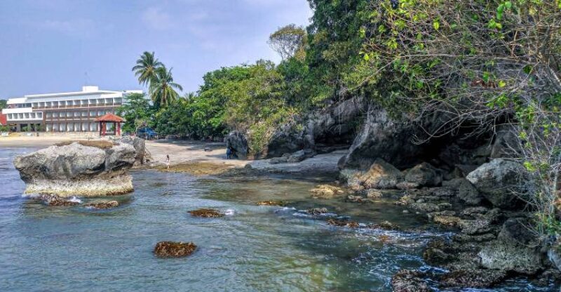 Kecantikan Pantai Karang Bolong Banten yang Memukau