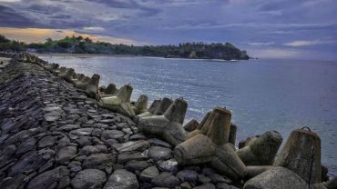 Pantai Tambakrejo, Pantai Eksotis dengan View Alam Memesona di Blitar