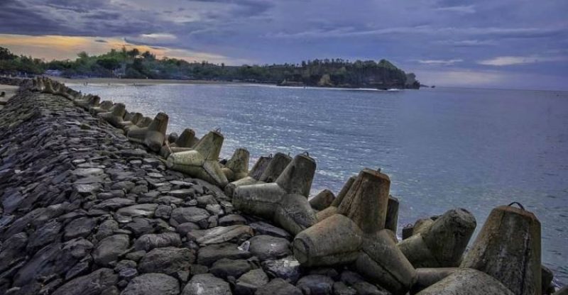 Pantai Tambakrejo, Pantai Eksotis dengan View Alam Memesona di Blitar