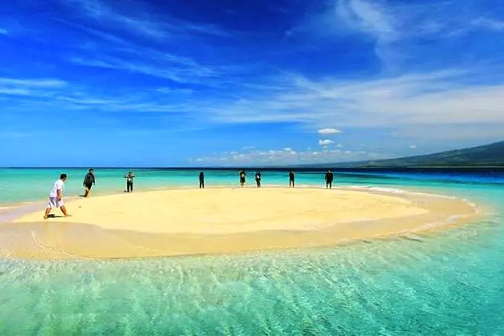 Pantai Gosong Cemara: Surga Tersembunyi yang Muncul Saat Laut Surut di Karimunjawa